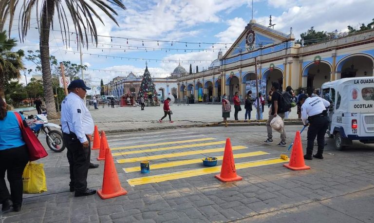 Se brinda mantenimiento al señalamiento vial para los peatones en Ocotlán de Morelos.