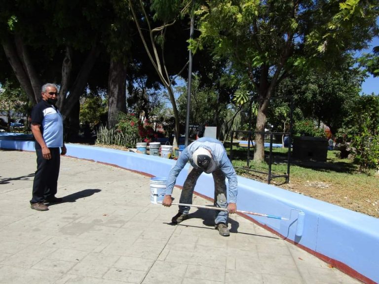 Se da mantenimiento a la imagen de nuestro Parque Municipal.