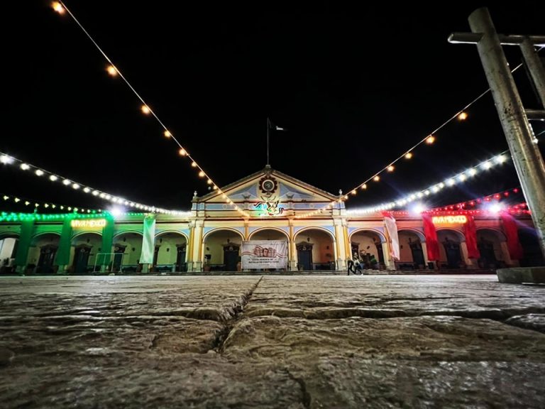 El Dr. Luis F. Martínez Aquino Embellece el Palacio Municipal de Ocotlán en Honor a México