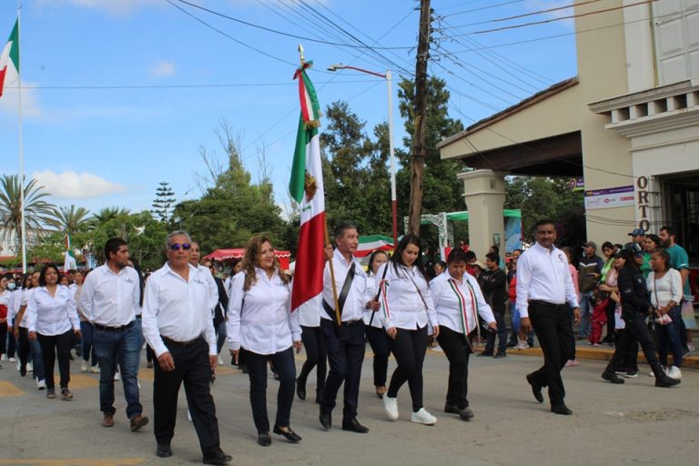 Dr. Luis F. Martínez Aquino, Presidente Municipal de Ocotlán de Morelos, Encabeza un Emocionante Desfile de la Independencia