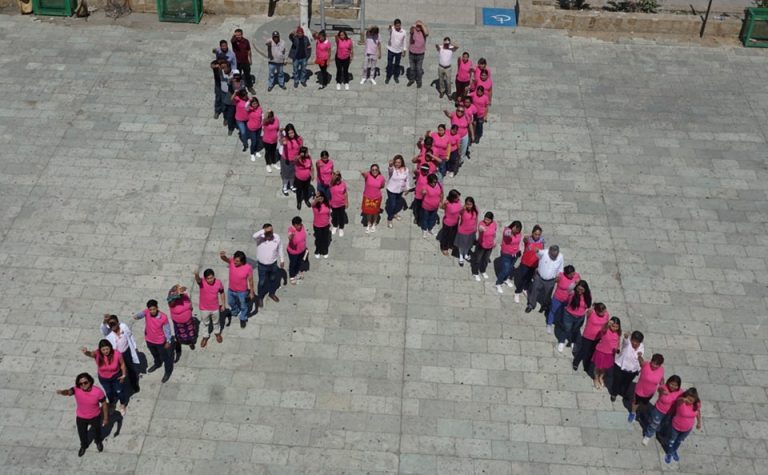 Lazo Rosa Monumental en Ocotlán: Un Gestor de Conciencia en la Lucha Contra el Cáncer de Mama