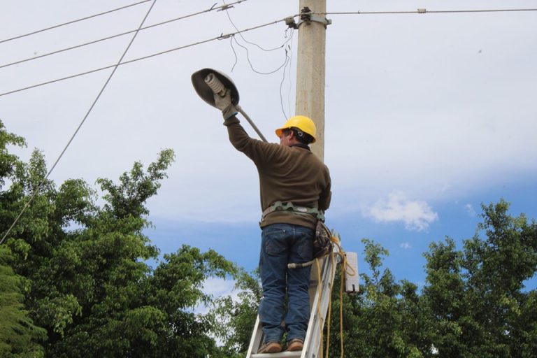 Mantenimiento de Alumbrado Público: Iluminando Ocotlán y Santa María Tocuela