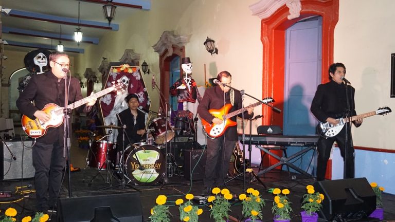 Celebrando el Día de Muertos con el Encanto Musical de los Beatles en Ocotlán