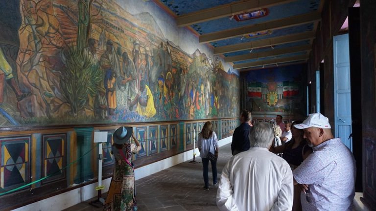 🎨🖼️ Explora el Encanto Cultural en el Mural del Maestro Morales en Ocotlán de Morelos