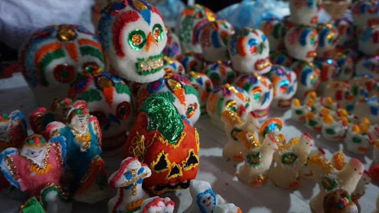 El Mercado de Ocotlán: Tu Destino para Preparar un Altar de Día de Muertos Inolvidable