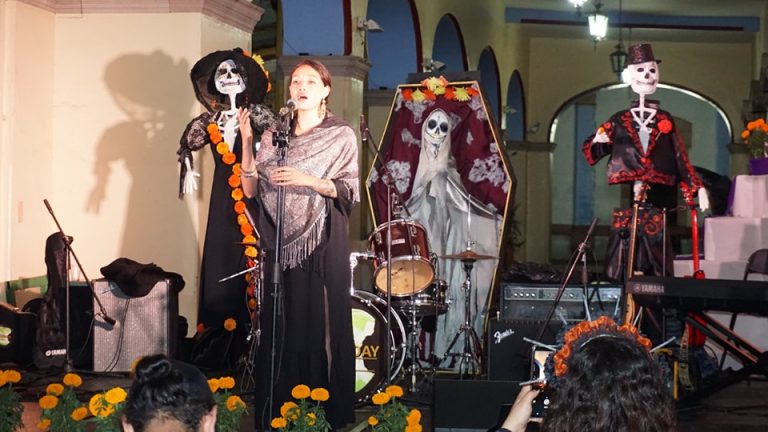 Celebrando la Vida y la Tradición en un Inolvidable Concierto de Día de Muertos