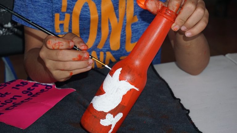 🎨🖌️ Pintando un Futuro sin Violencia: Taller «Sobre Botellas» en Ocotlán de Morelos 💜