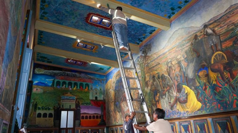 Resplandor Cultural: Iluminando el Mural de Rodolfo Morales en Ocotlán