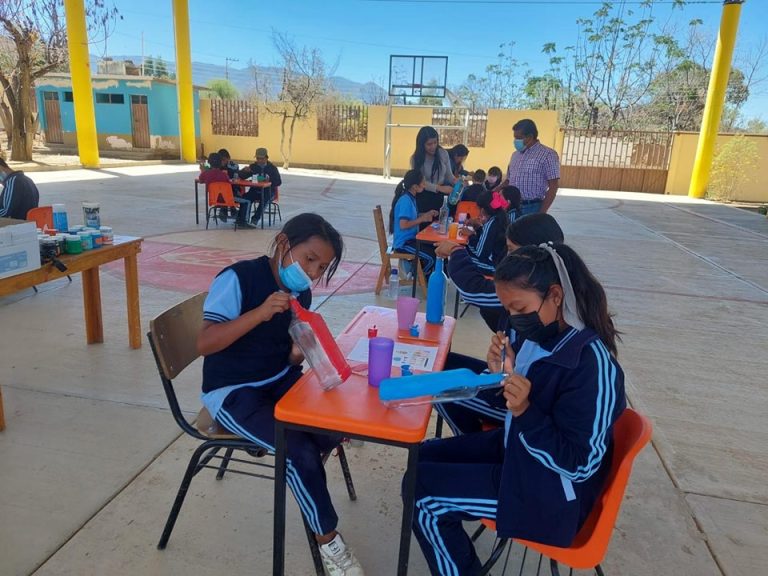 🎨 TALLER DE PINTURA SOBRE BOTELLAS PARA NUESTROS JÓVENES 🖌️